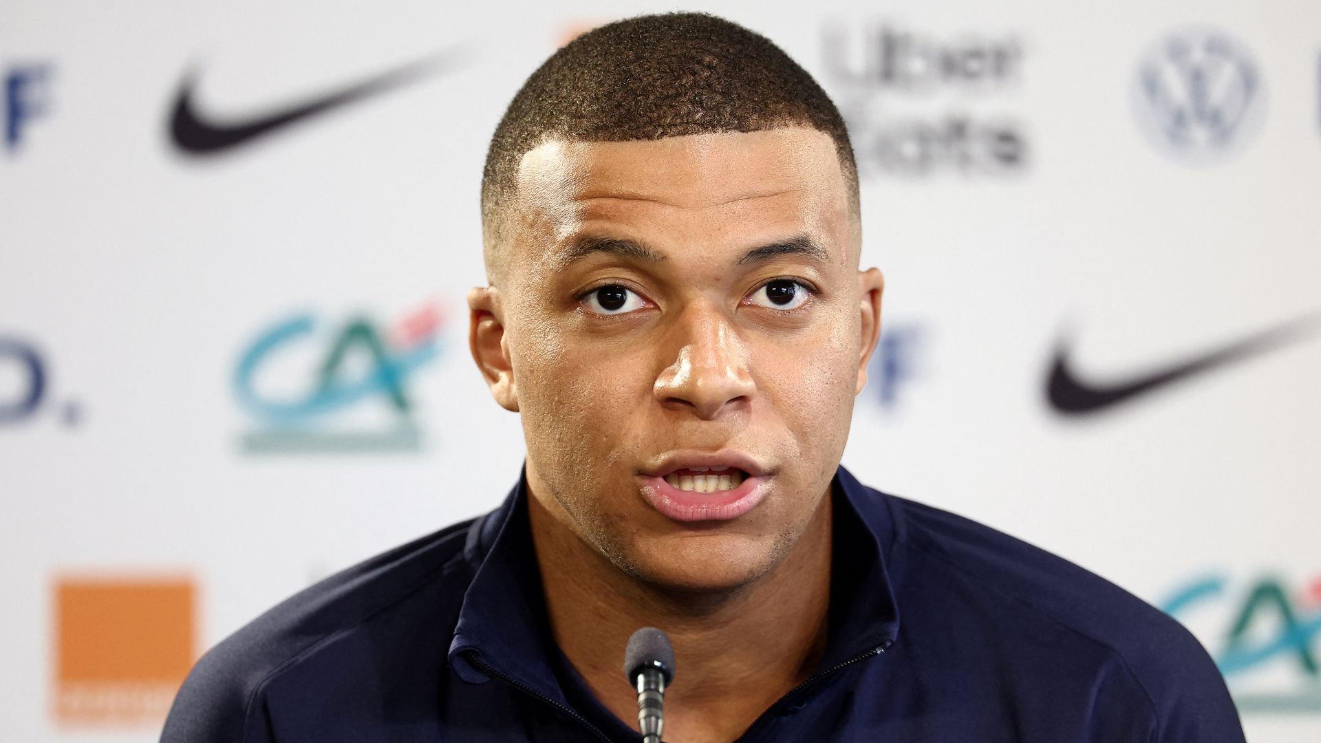 Kylian Mbappe futbol sonrasındaki kariyeri için ilk imzayı resmen attı