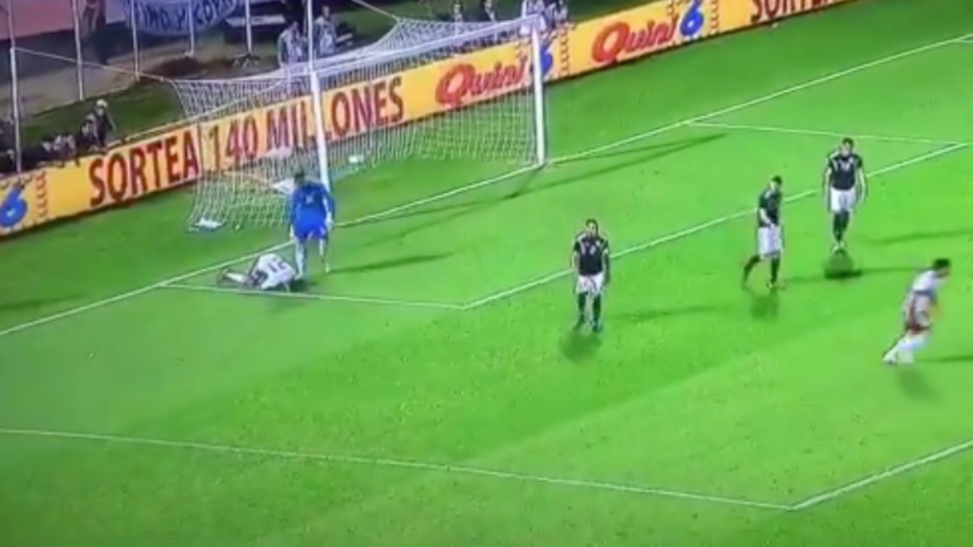 Gazzaniga vs Henry Martín