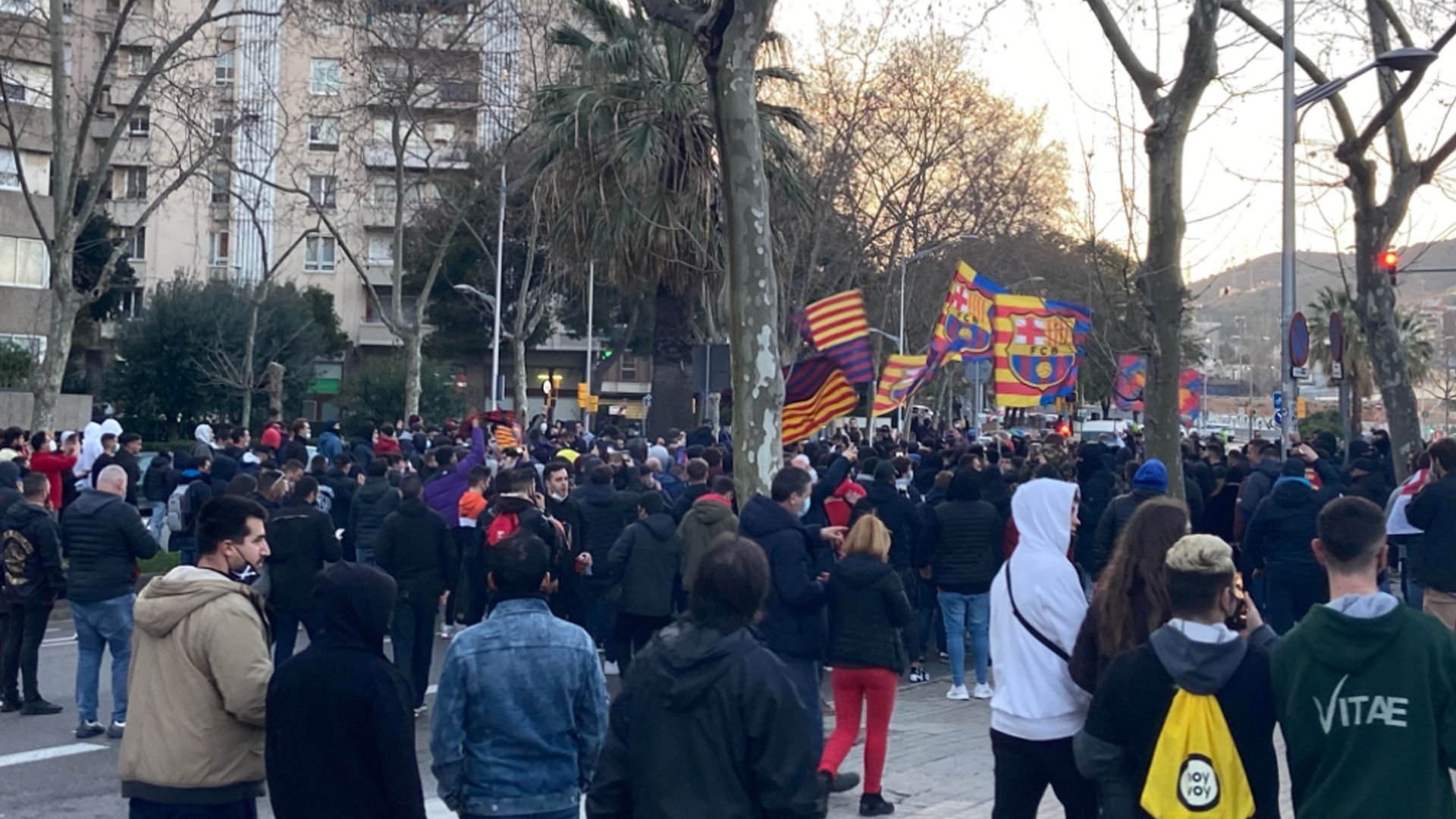 Barcelona vs. PSG, aficionados y policía en los aledaños del Camp Nou