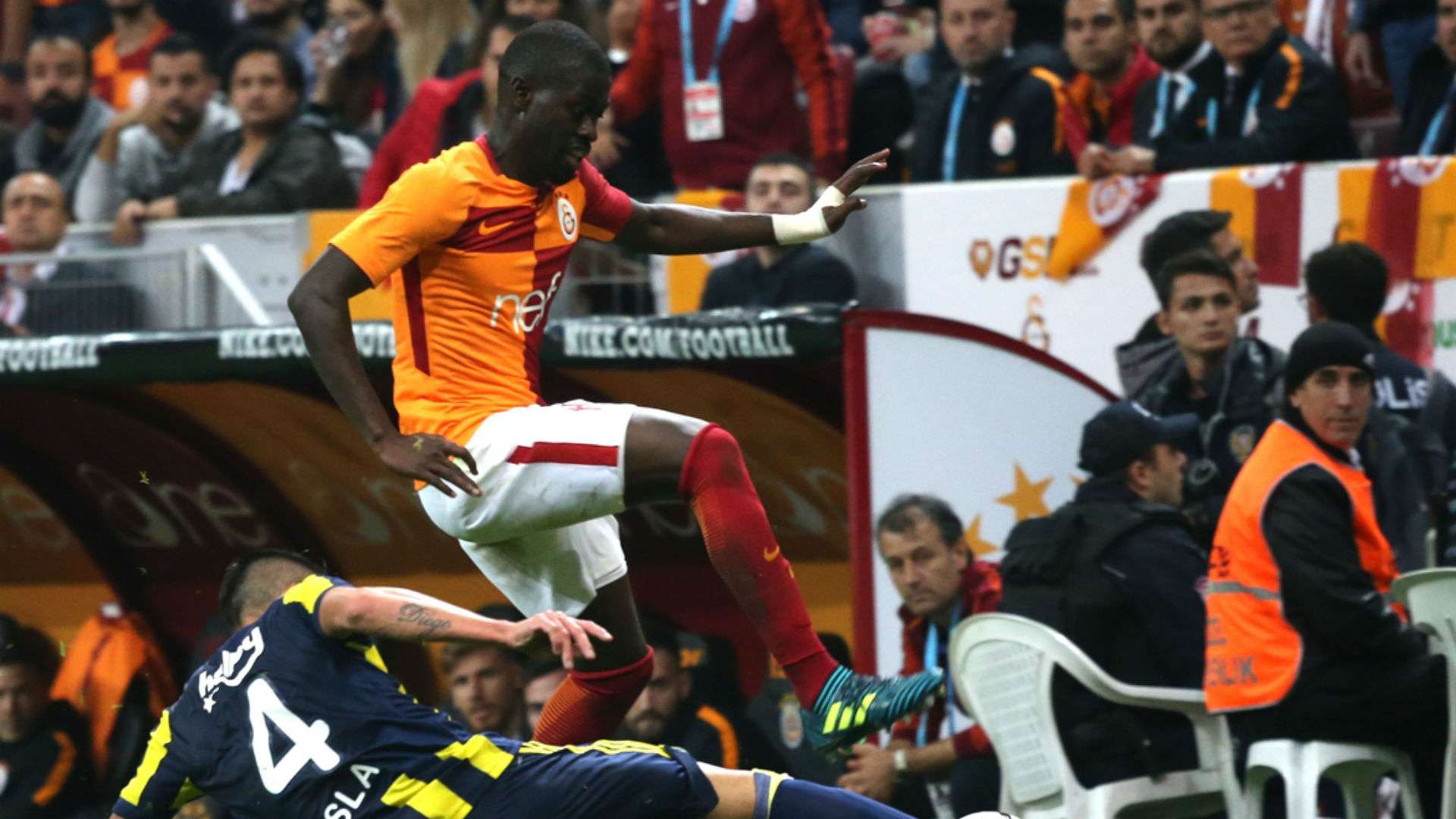 Badou Ndiaye Galatasaray Fenerbahce 10222017