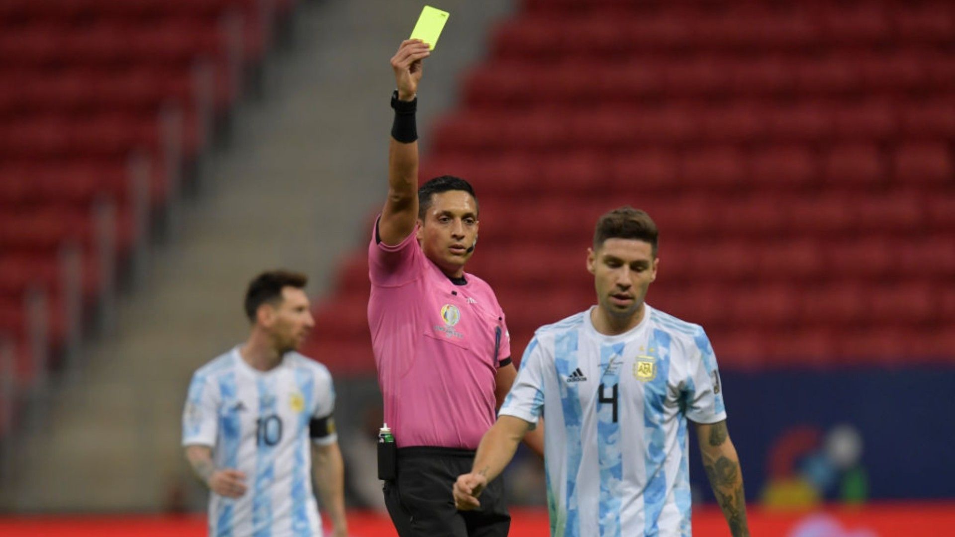 Árbitro Jesús Valenzuela en un partido de la Copa América 2021