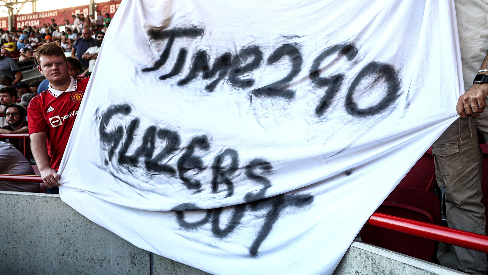 Manchester United Brentford fan sign 2022-23