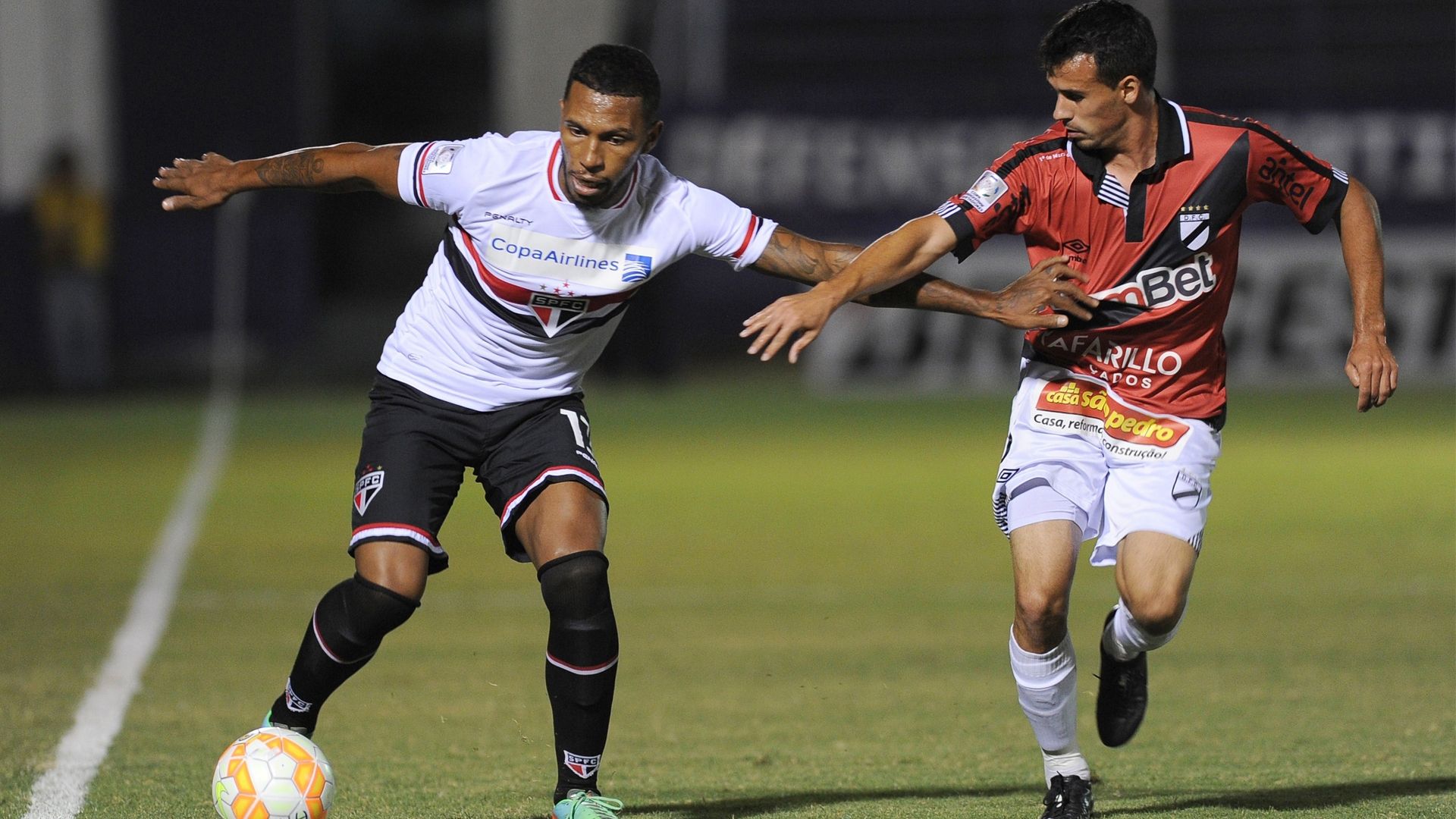 Paulo Miranda (E)  Luis Sosa - Danubio x São Paulo Libertadores 15 04 15