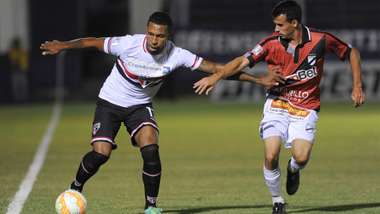 Paulo Miranda (E) Luis Sosa - Danubio x São Paulo Libertadores 15 04 15