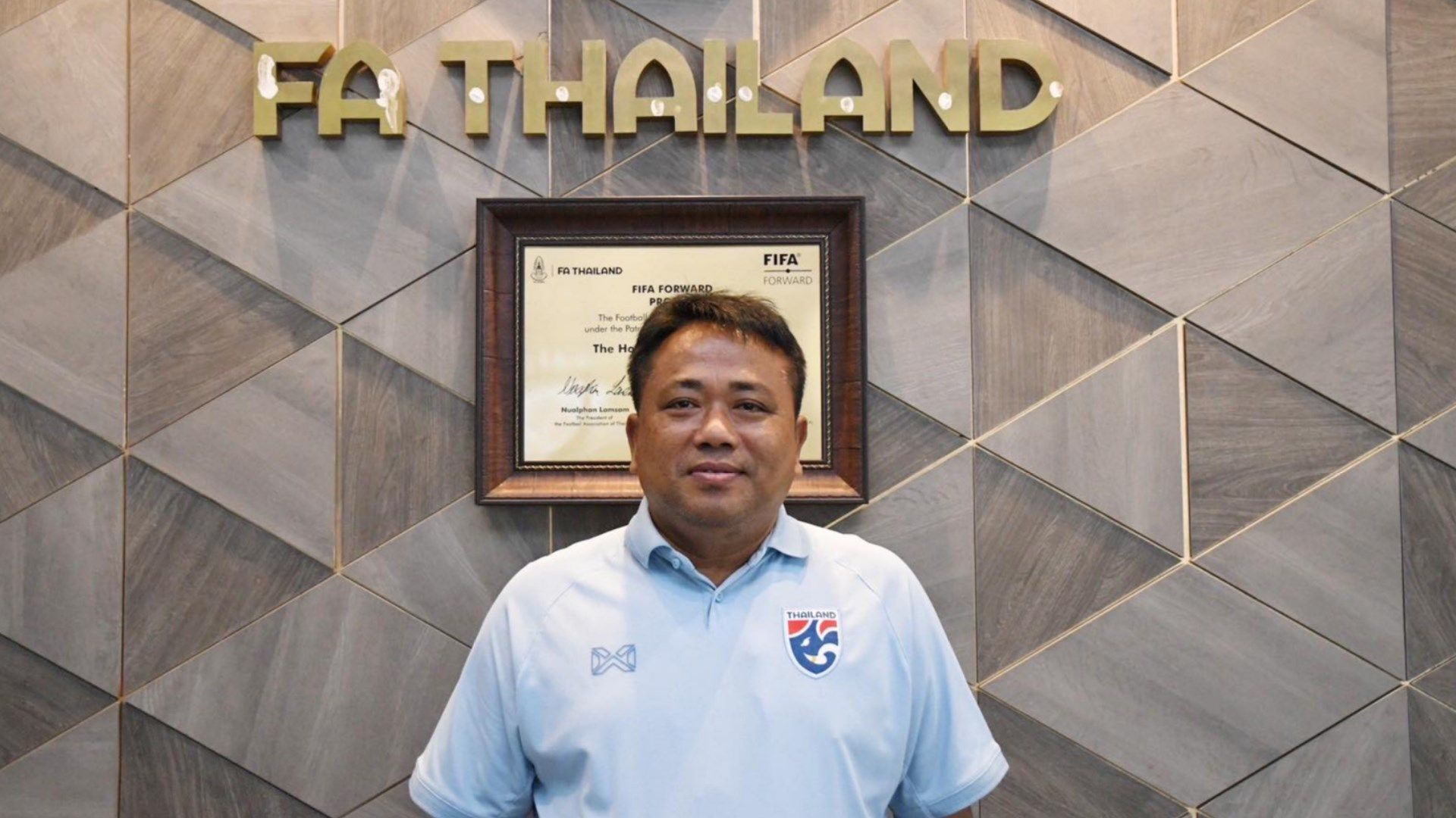 จเด็จ มีลาภ