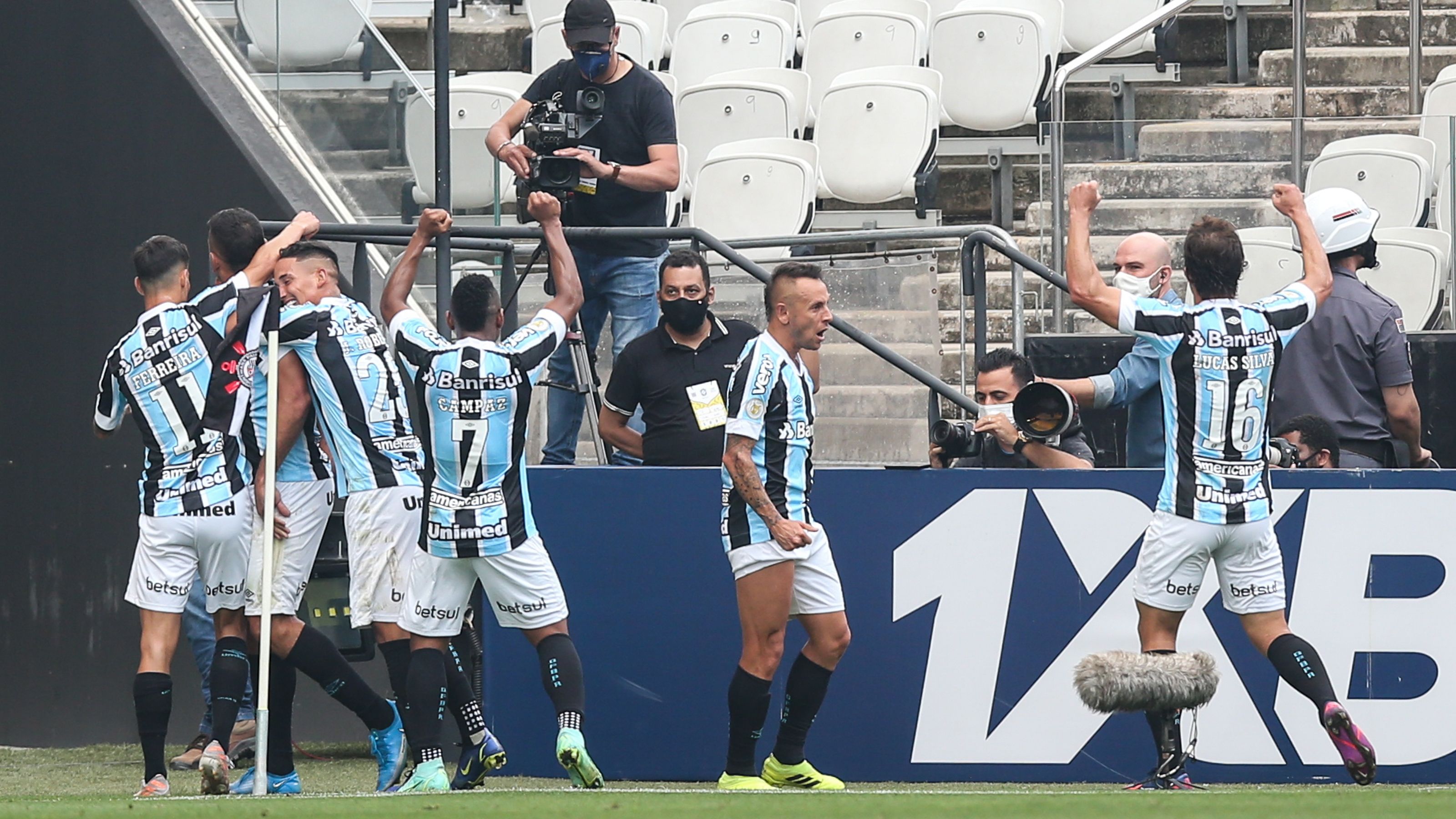 Jogadores do Grêmio comemoram gol de Diego Souza contra Corinthians