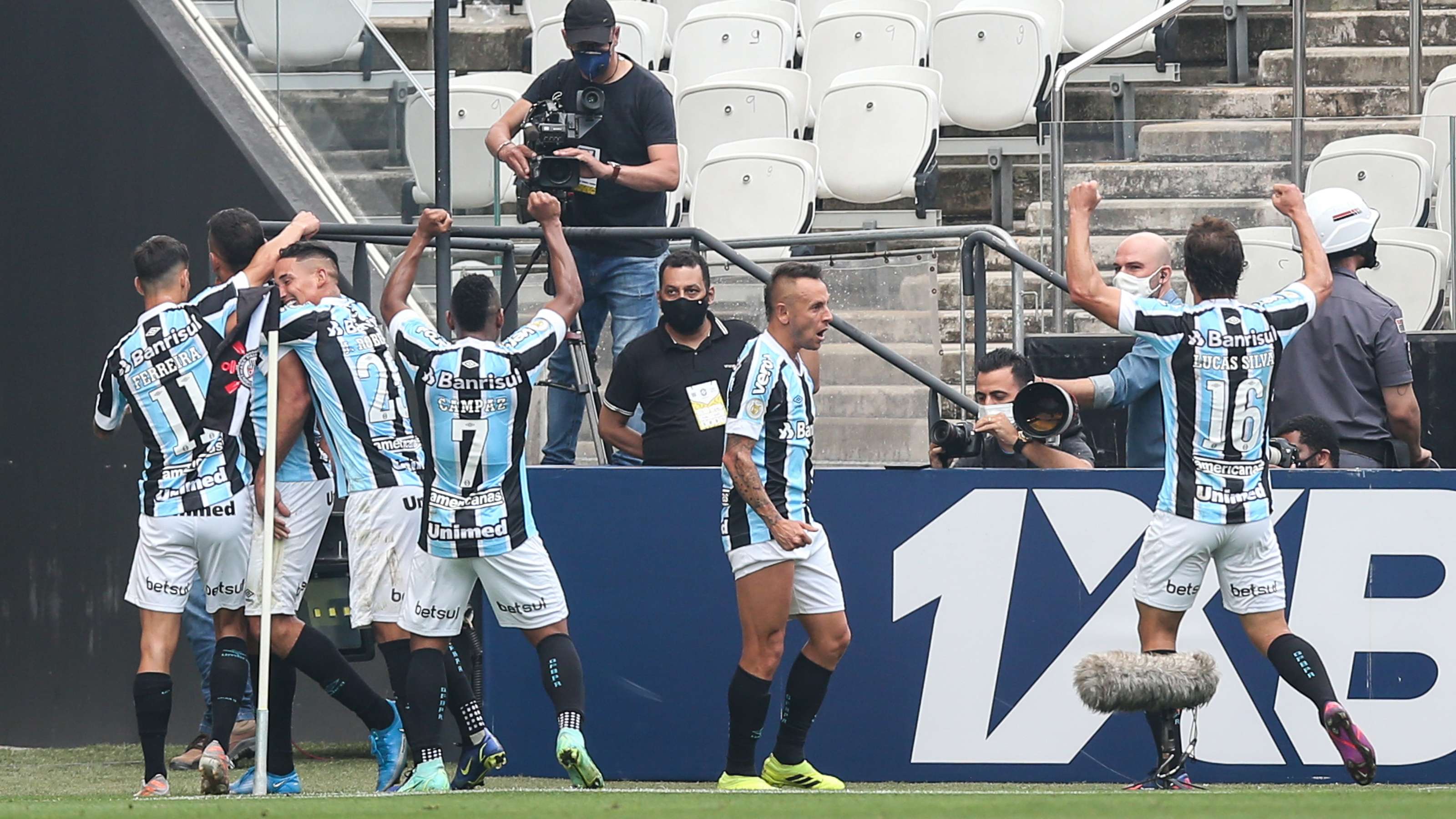 Jogadores do Grêmio comemoram gol de Diego Souza contra Corinthians