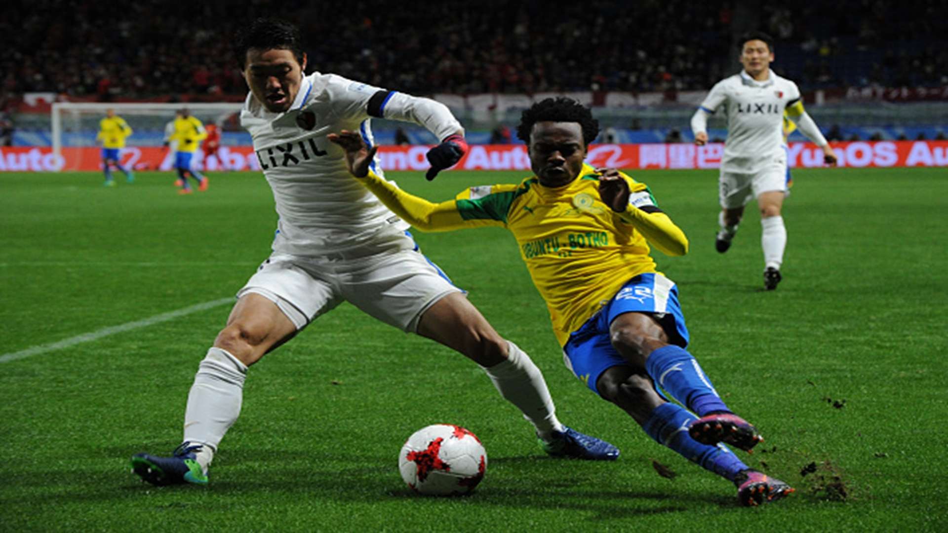 Gen Shoji of Kashima Antlers and Percy Tau of Mamelodi Sundowns