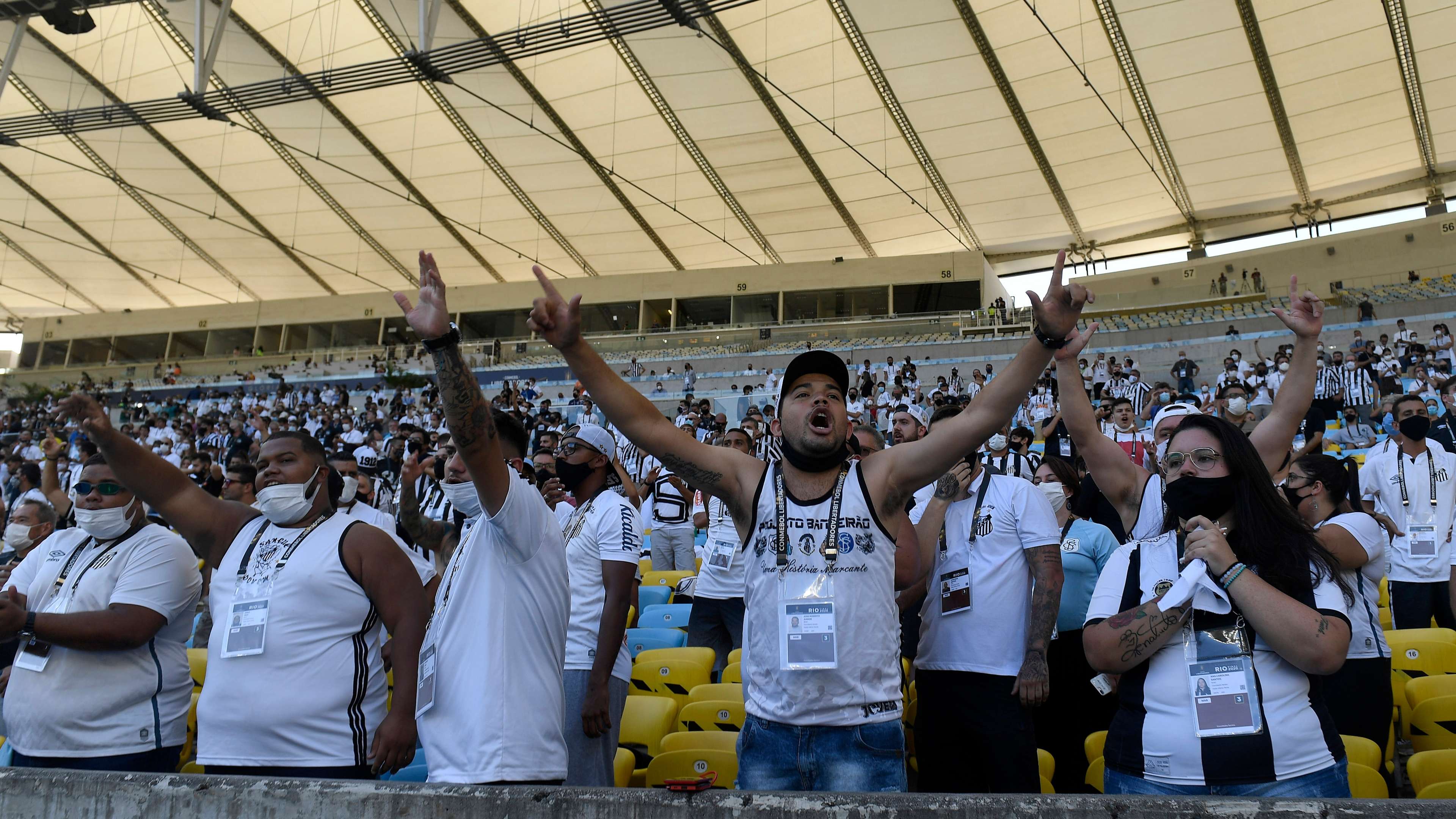 Torcedores do Santos na final da Libertadores de 2020 no Maracanã - Palmeiras 1 x 0 Santos
