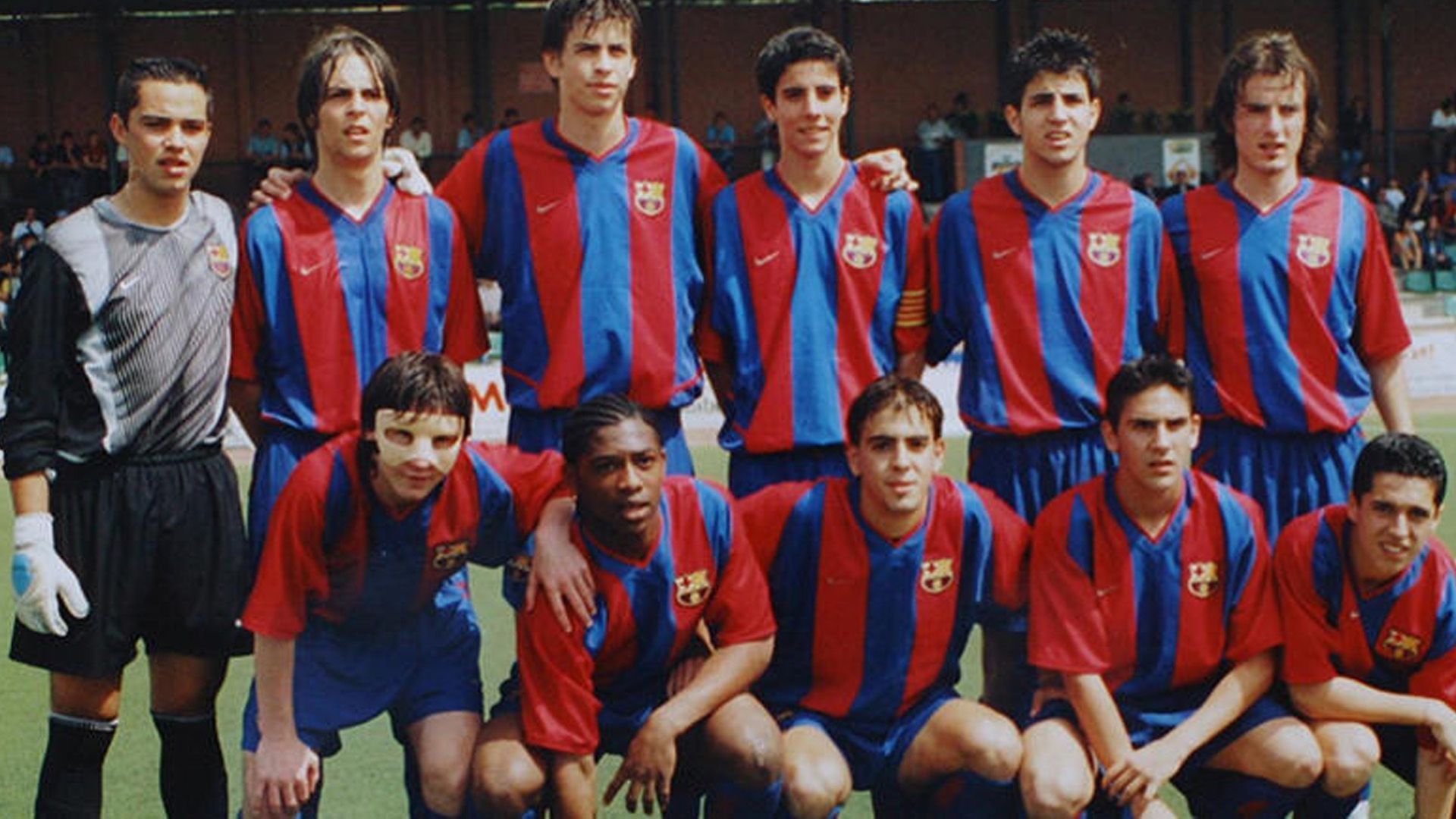 Messi (con máscara), Piqué y Cesc con varios de su excompañeros en el Barcelona