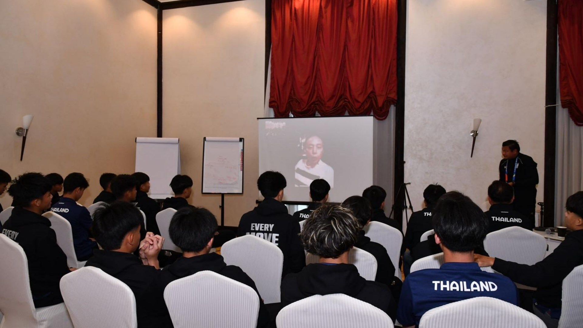 "มาดามแป้ง" นวลพรรณ ล่ำซำ - ช้างศึก U17