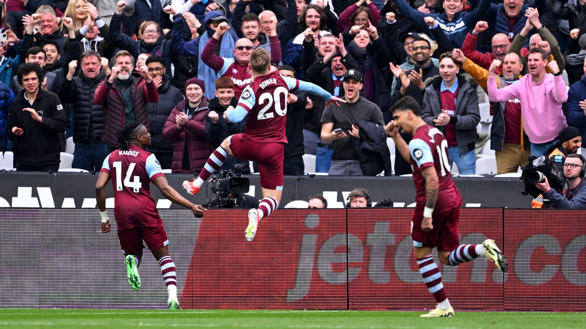 West Ham celebrating Jarrod Bowen goal against Liverpool 2023-24