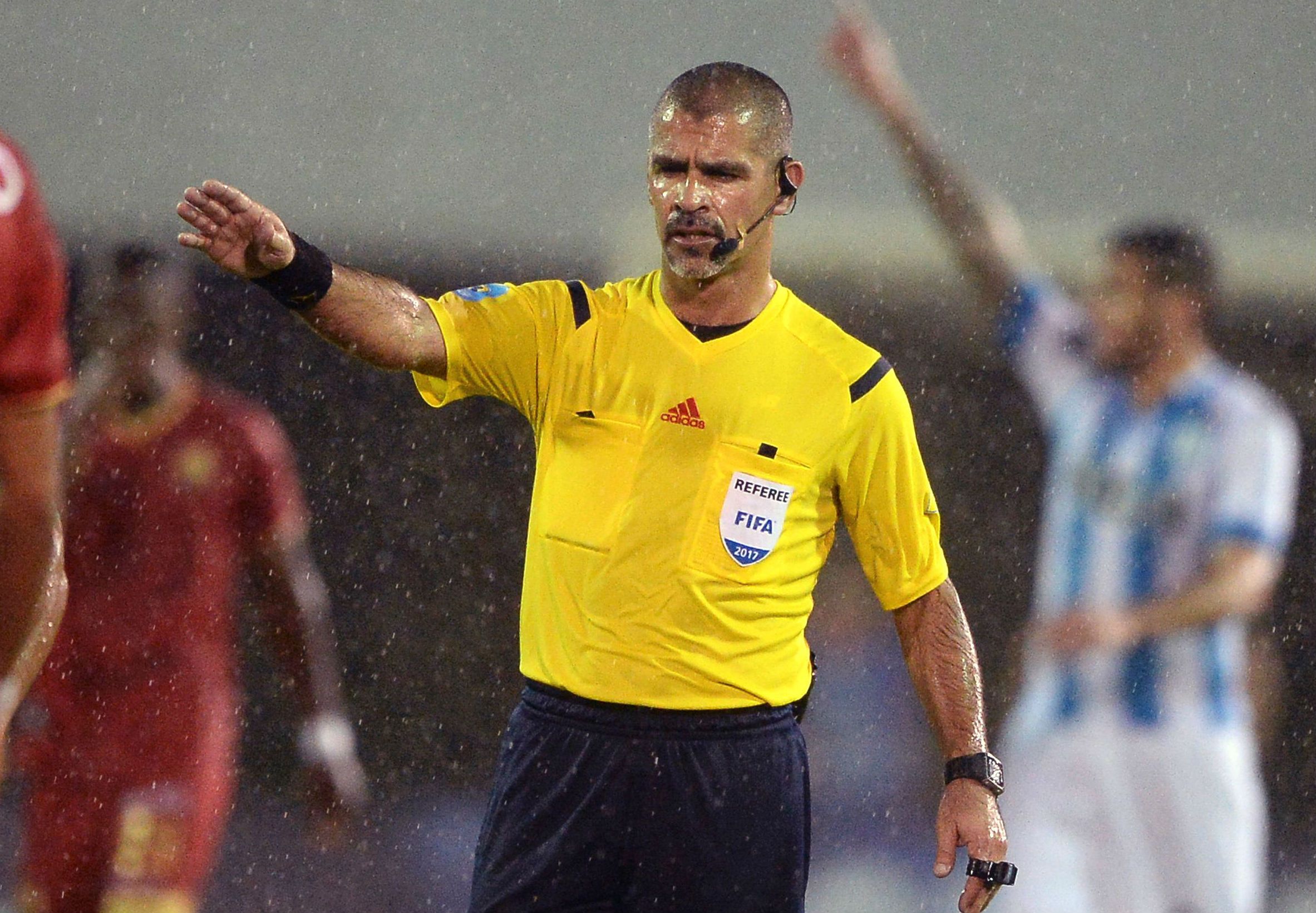 Arbitro Eber Aquino