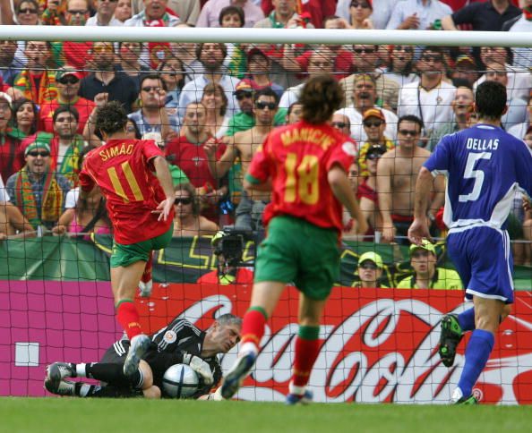 Simao fails to shoot past Greek goalkeeper