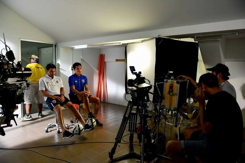 GIVE A SHOUT: เหงื่อ/ไอดอล/ฟุตบอล/น้ำตา -ไพรัช คุ้มวัน ผกก. MV 'วันแรก'