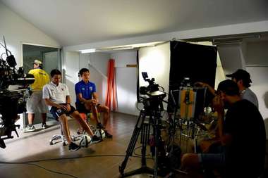 GIVE A SHOUT: เหงื่อ/ไอดอล/ฟุตบอล/น้ำตา -ไพรัช คุ้มวัน ผกก. MV 'วันแรก'