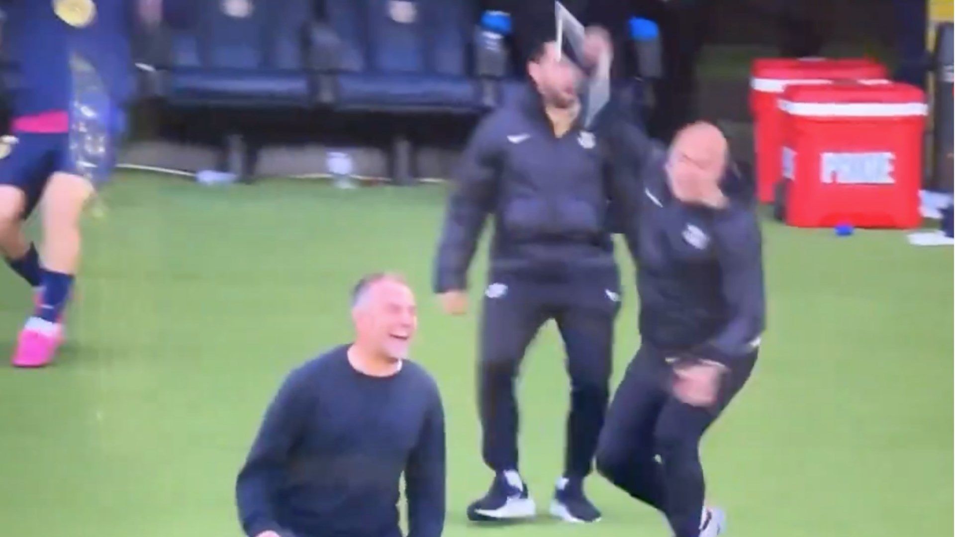 Vor Wut das Tablet zerschmettert! Hansi Flicks Assistent brennen bei Barcelonas 4:3 gegen Celta Vigo die Sicherungen durch