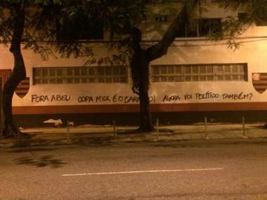 Torcida do Flamengo picha muro com erros de português