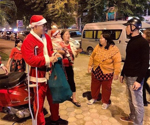 Xuân Mạnh đi phát quà Noel