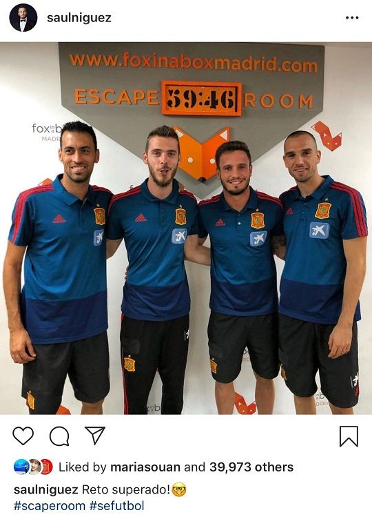 지난해 9월 스페인 대표팀 선수들이 방탈출 게임을 한 후 촬영한 사진, 왼쪽부터 부스케츠, 데헤아, 사울, 파우 로페즈 출처=사울 인스타그램