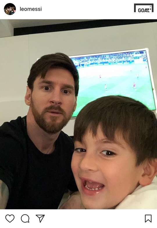 10일(현지시간) 바르사 선수 메시가 득남으로 인해 말라가전 명단에서 제외됐고, 아들과 함께 경기를 시청하고 있는 모습을 자신의 sns에 올렸다. 사진=메시 인스타그램