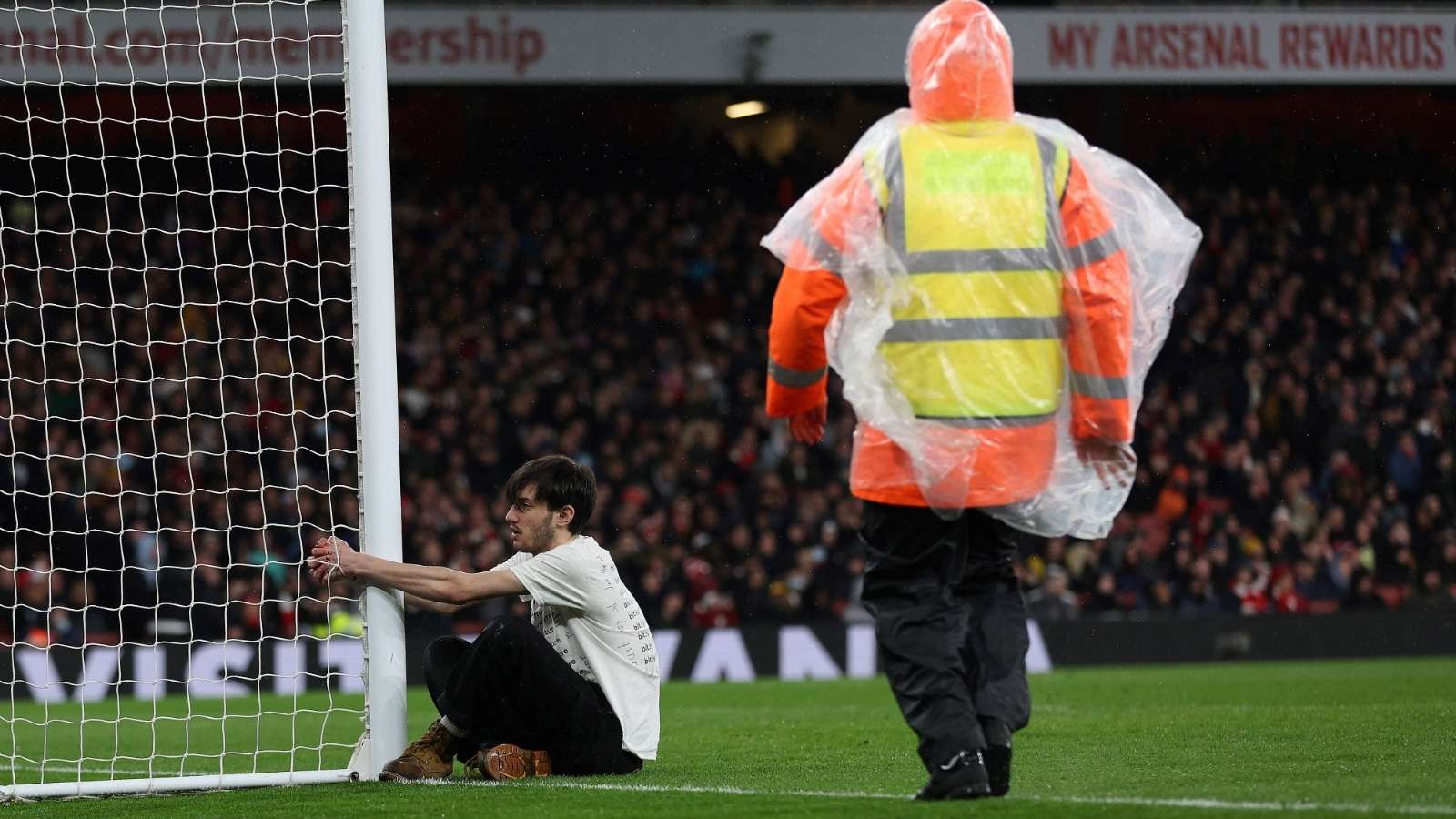 fan invaded Arsenal vs Liverpool 16032022