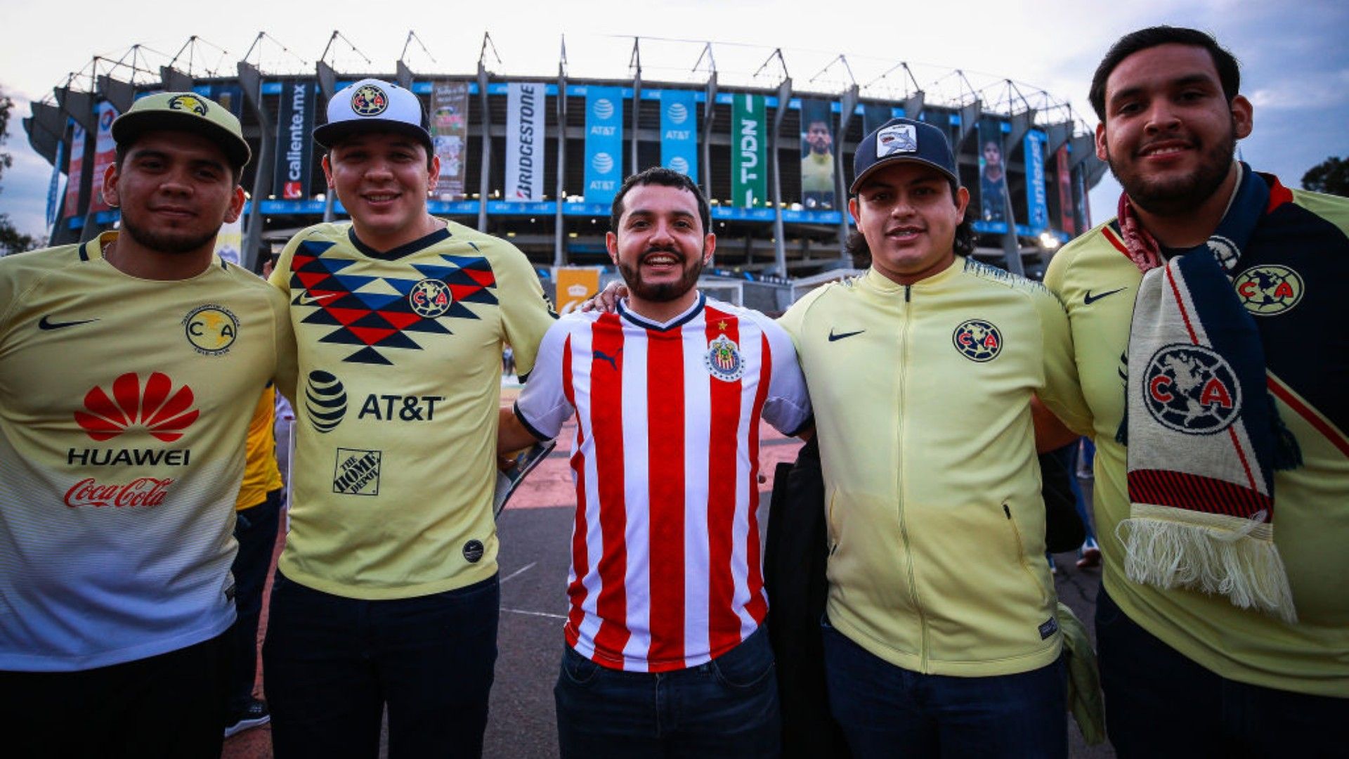 fanáticos del américa en el estadio azteca