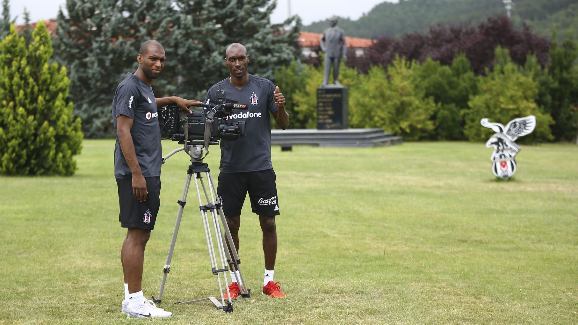 Ryan Babel Atiba Hutchinson Besiktas