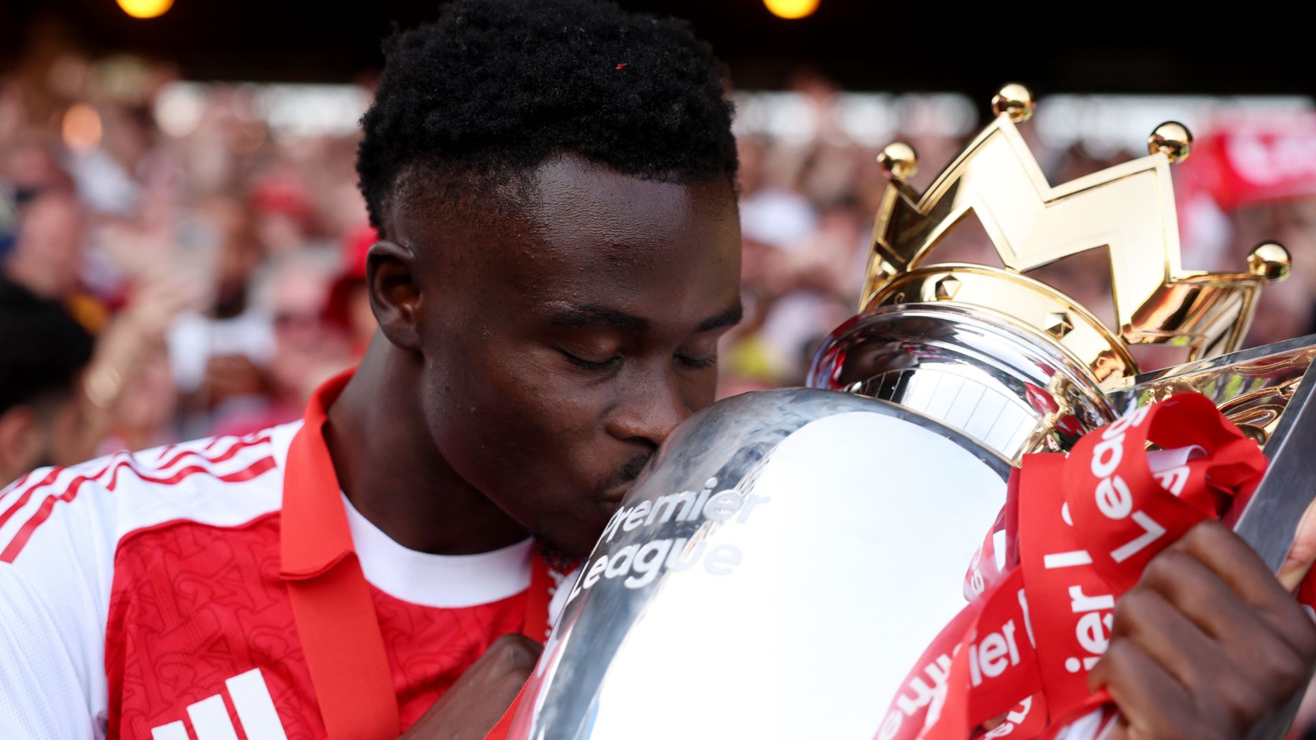 Bukayo Saka Premier League trophy Arsenal 2025-26