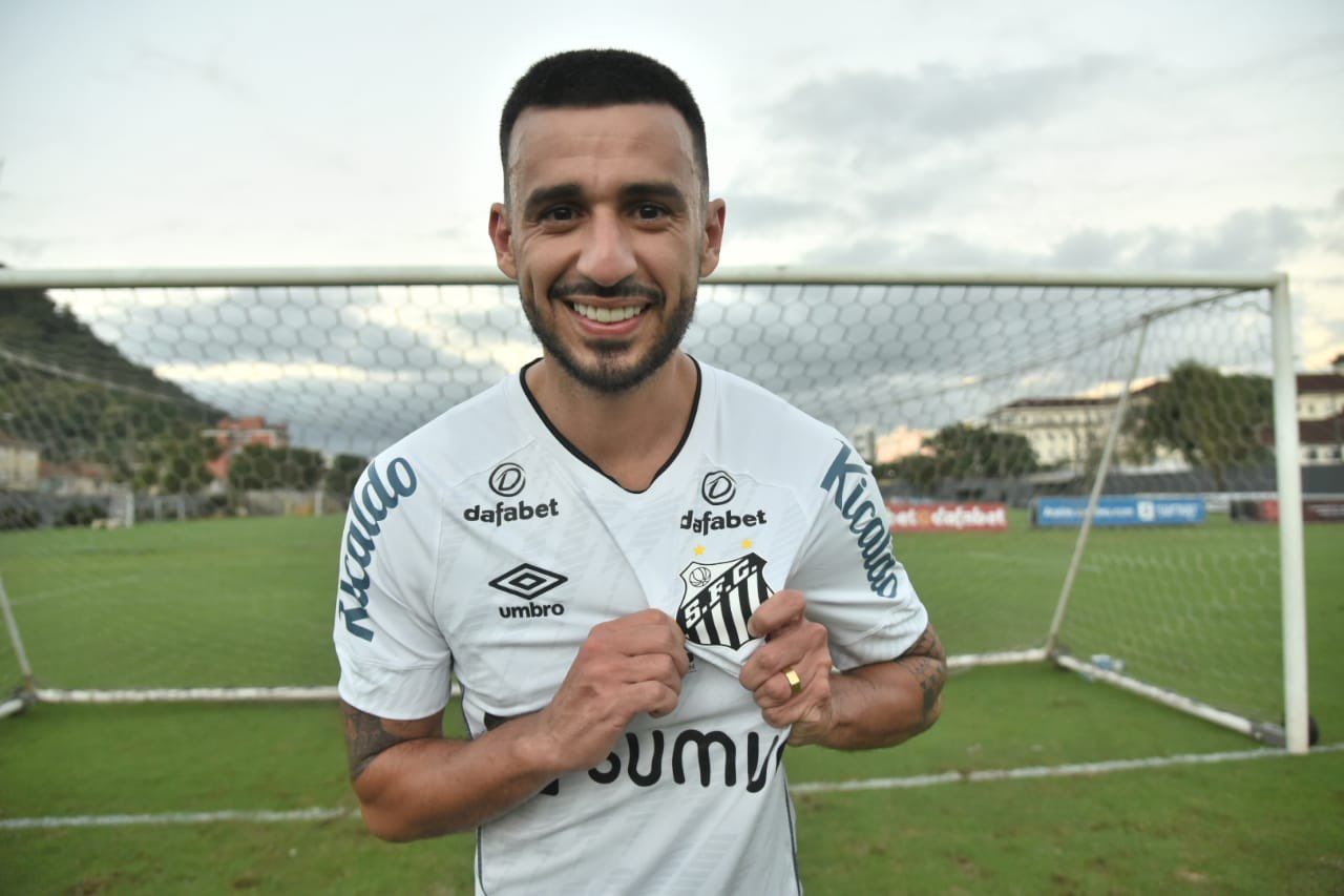 Camacho veste a camisa do Santos