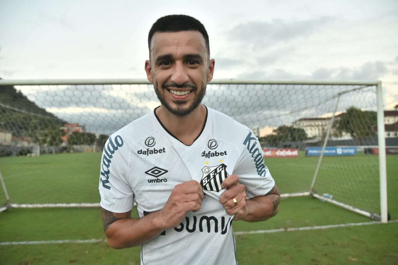 Camacho veste a camisa do Santos