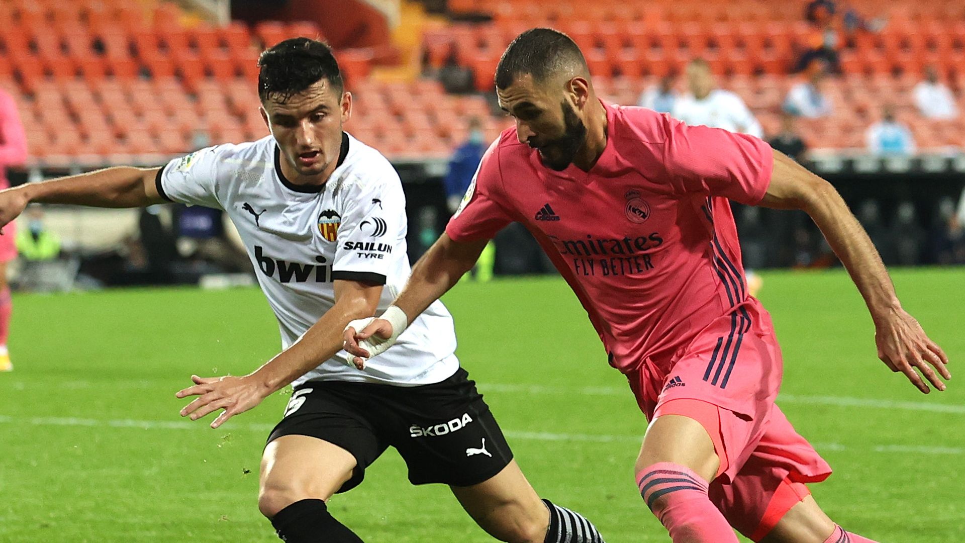 Guillamón y Benzema, en el Valencia vs. Real Madrid