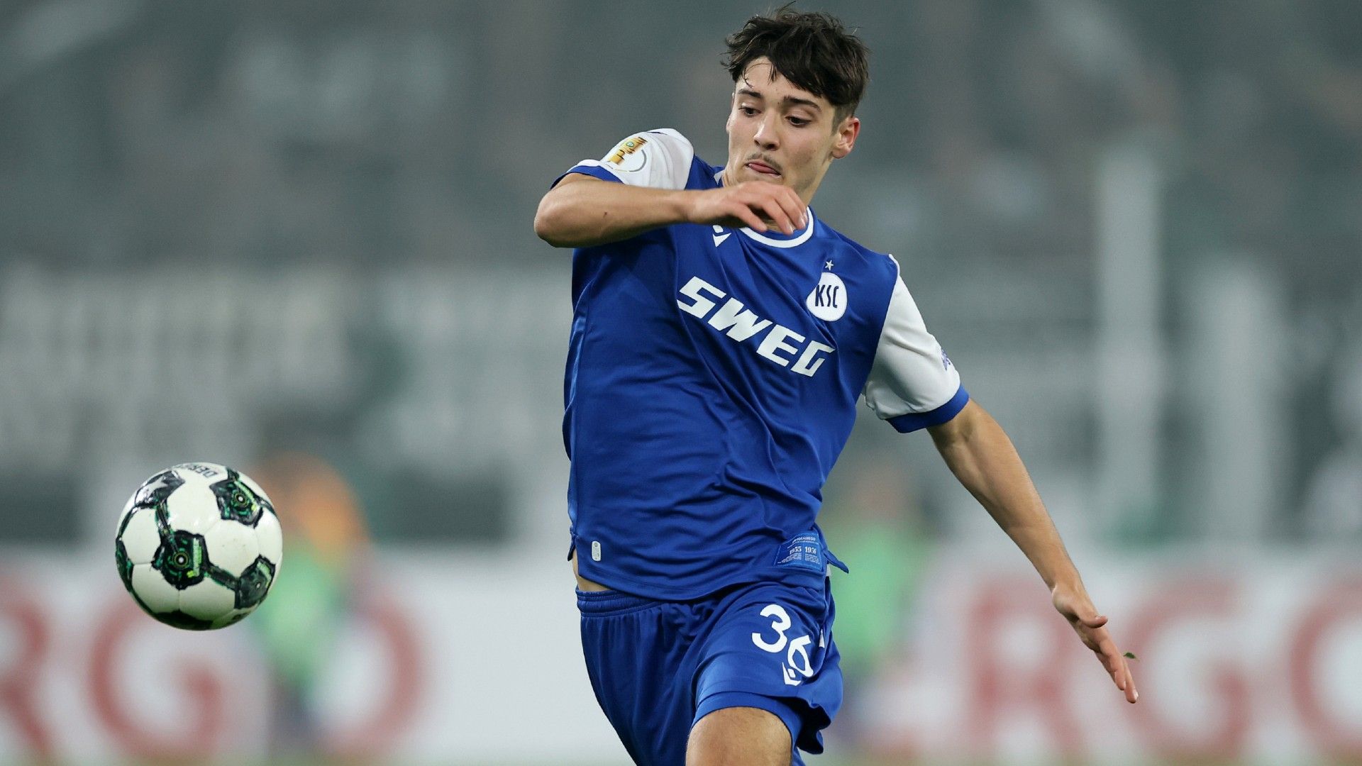 Rafael Pinto Pedrosa of Karlsruhe runs with the ball 