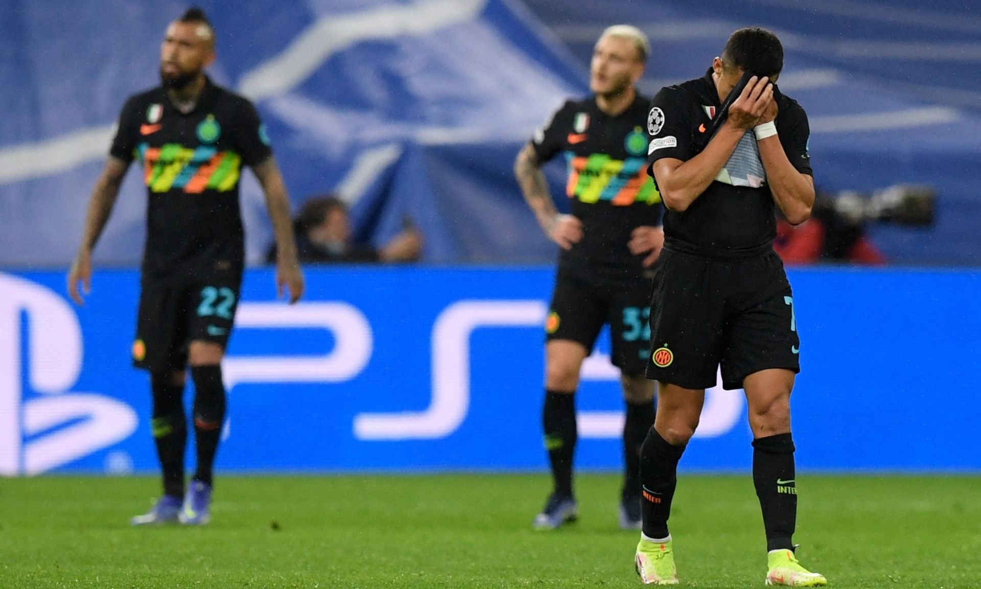 71221 Alexis Sánchez Dimarco y Arturo Vidal Real Madrid Inter