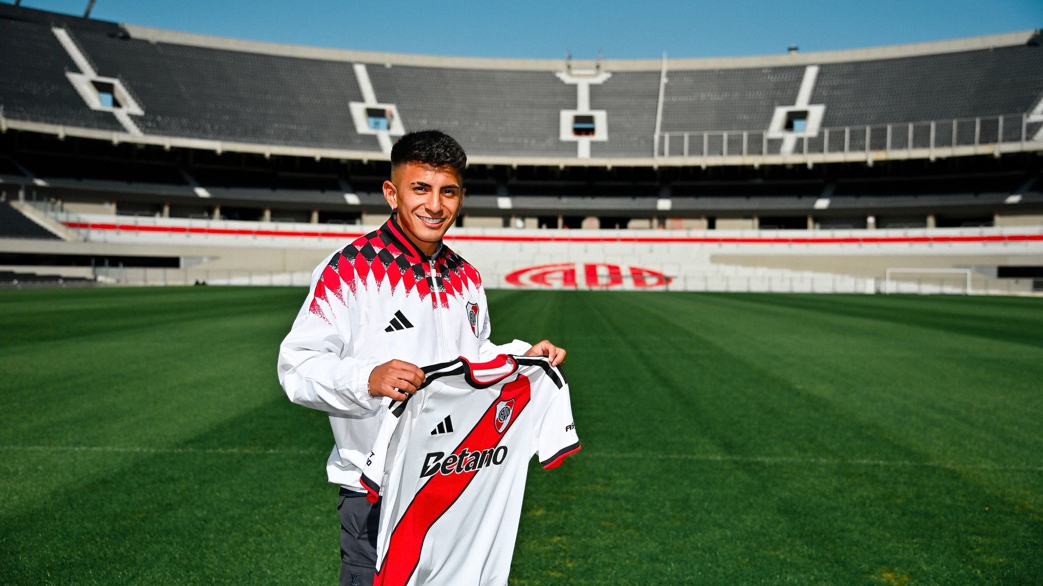 River Plate completa "chapéu" no Flamengo e Almada é anunciado