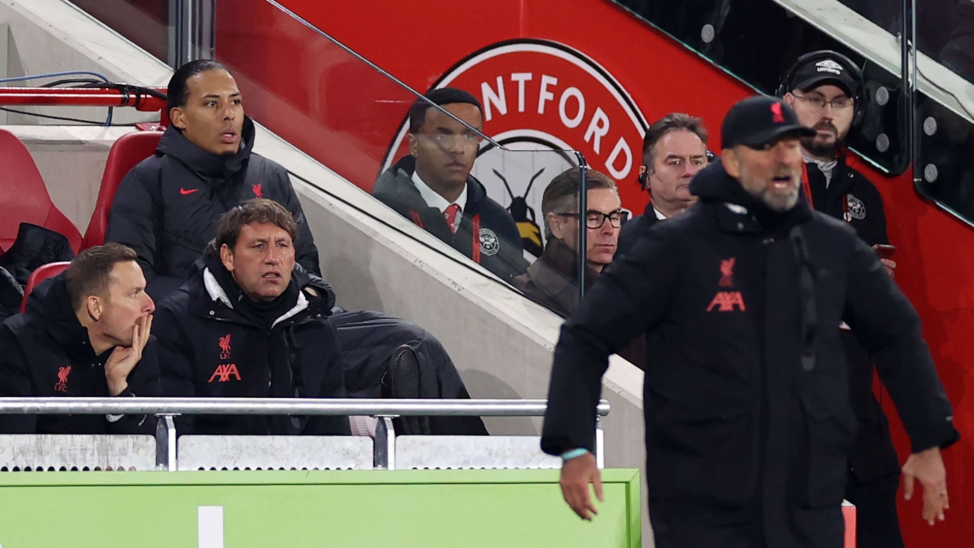 Virgil van Dijk Liverpool bench 2022-23