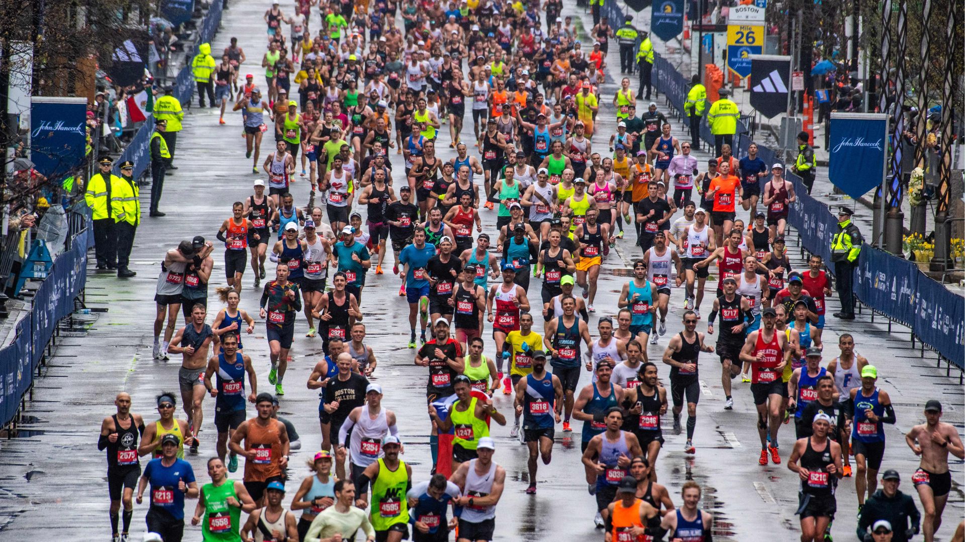 2023 Boston Marathon crowd and runners