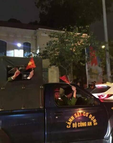 CĐV Việt Nam ăn mừng