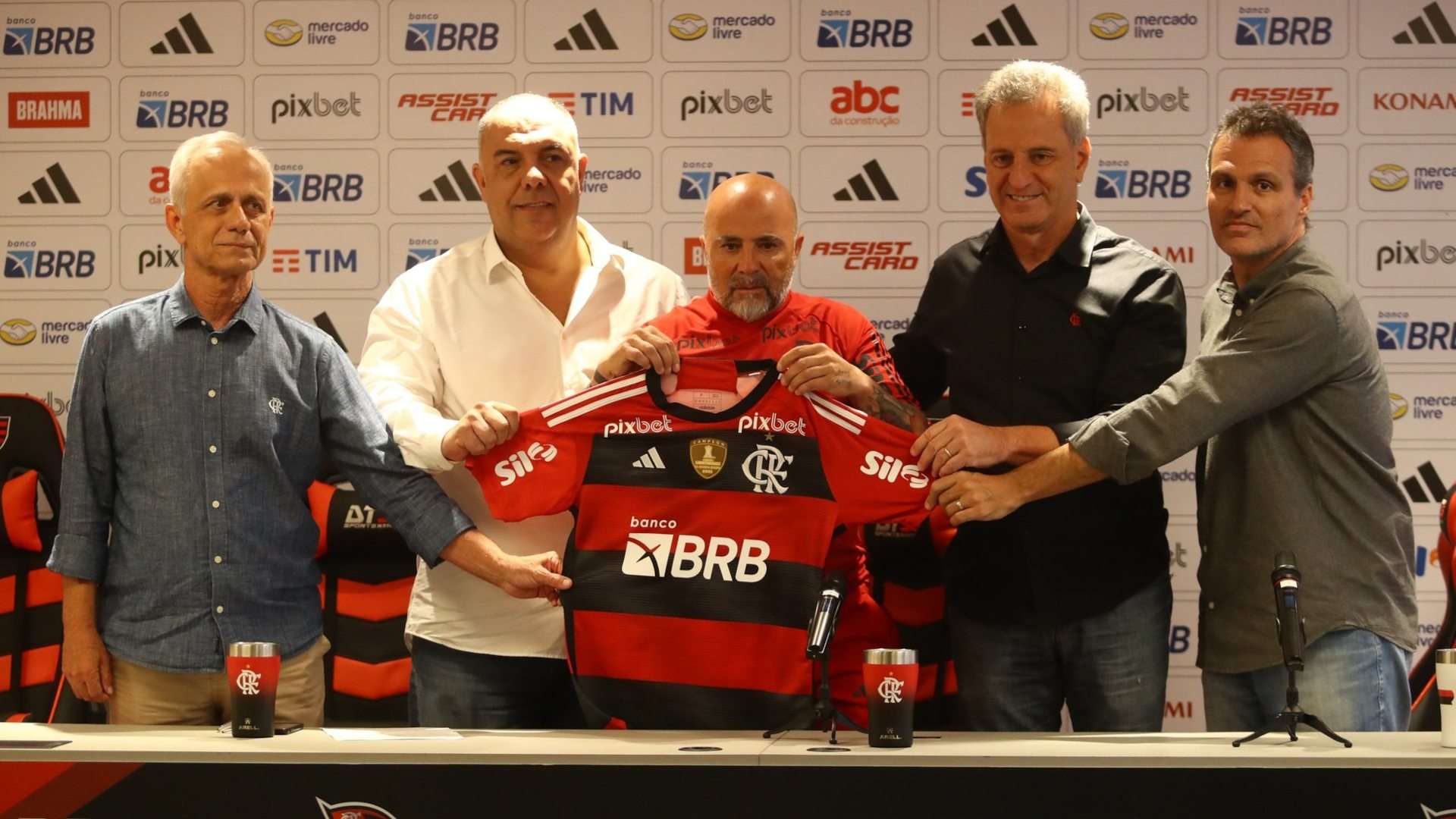 Jorge Sampaoli é apresentado como técnico do Flamengo ao lado de Rodolfo Landim e Marcos Braz, 17/04/2023