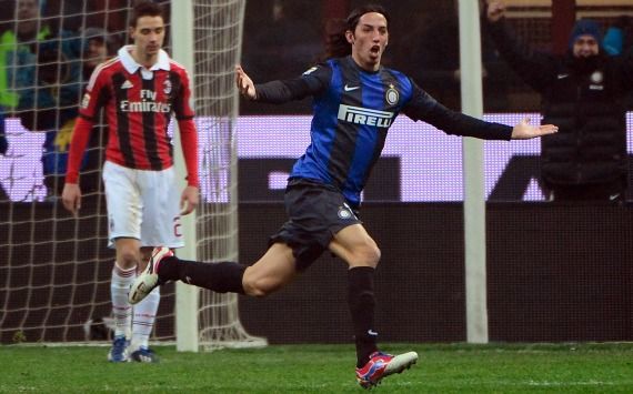 Ezequiel Schelotto (Inter) celebrates his goal against Ac Milan