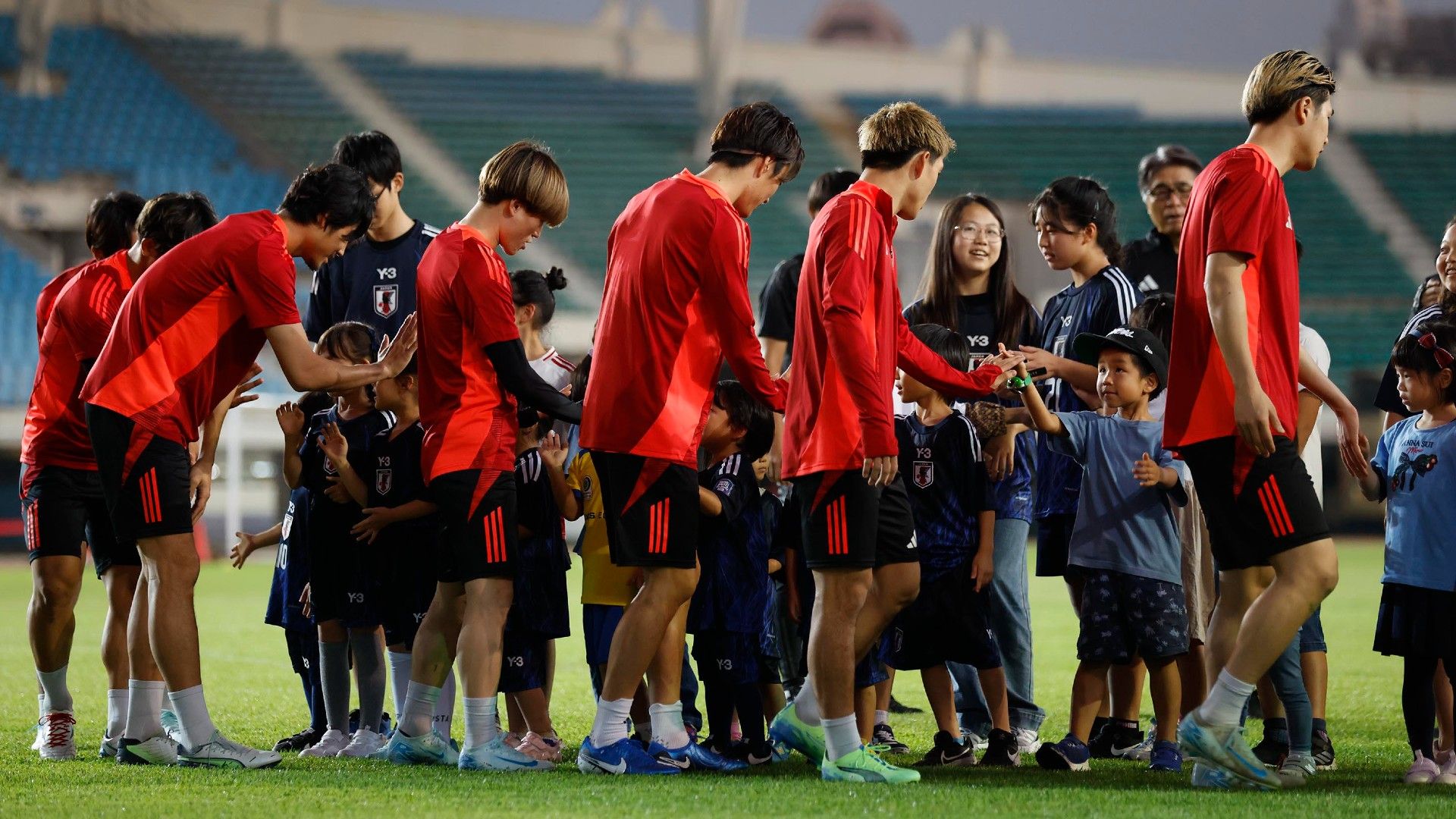 20241117-japan-training-children-high five