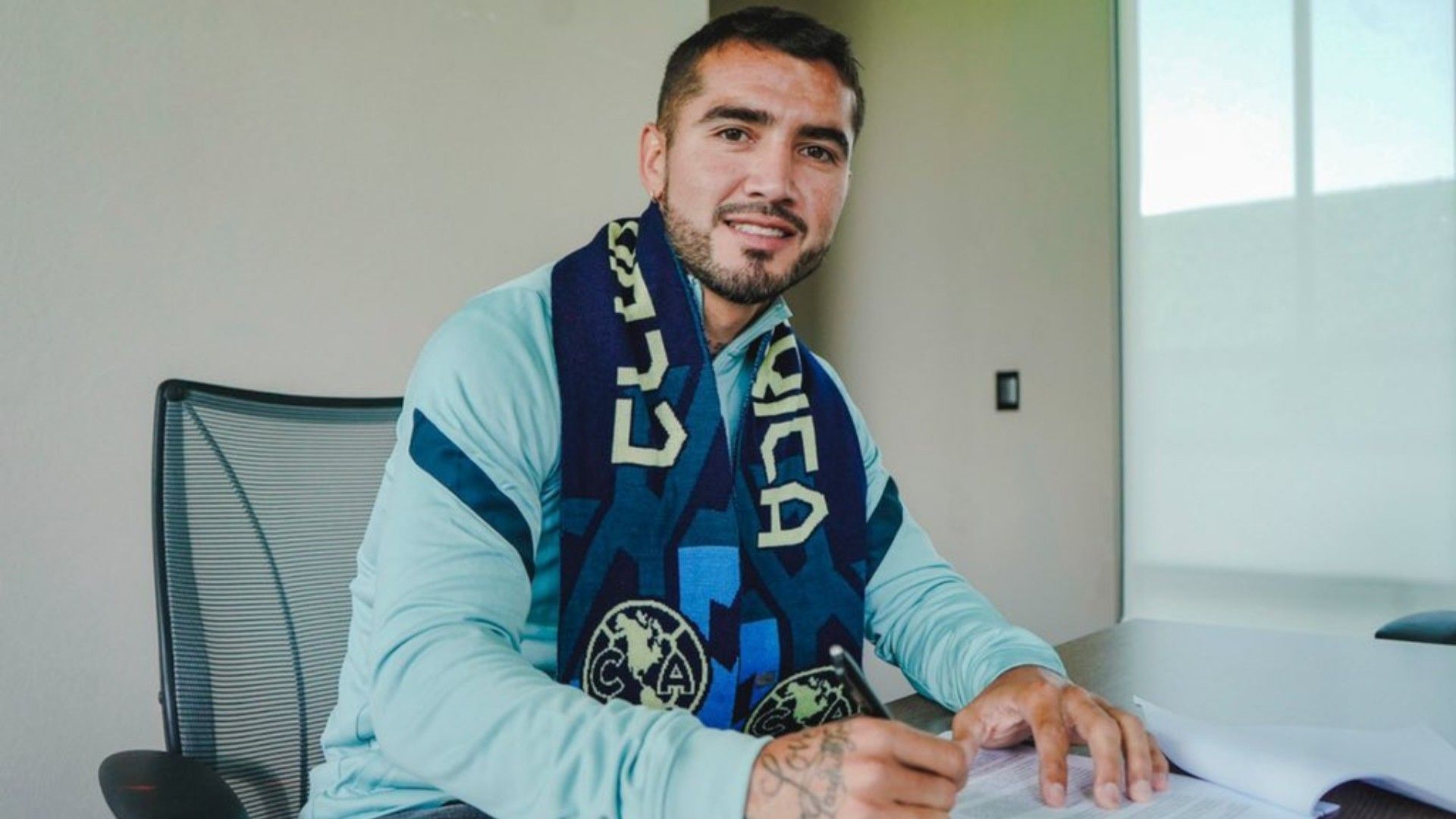 Mario Mono Osuna firmando contrato con América