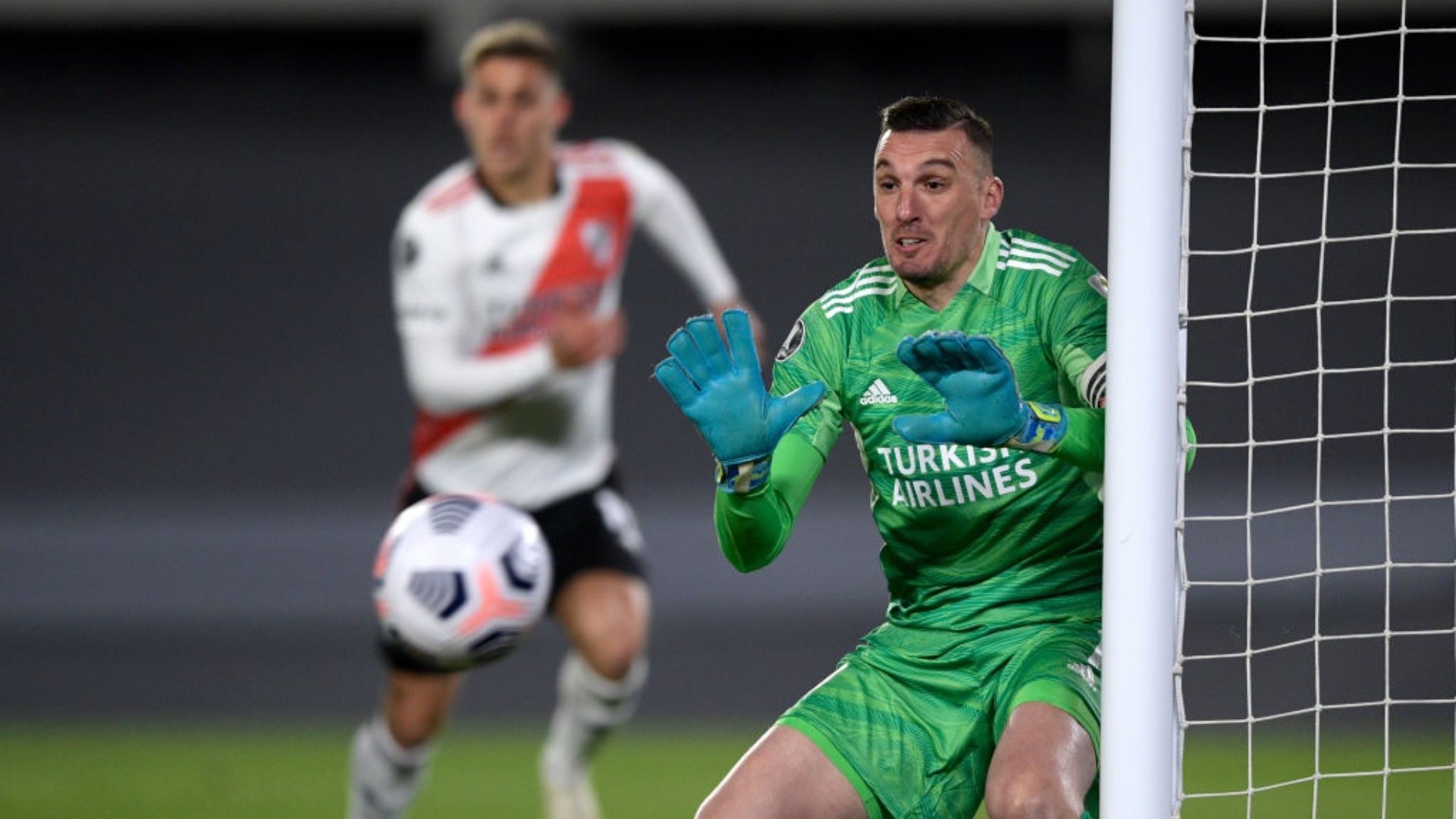 Franco Armani en un partido con River en 2021