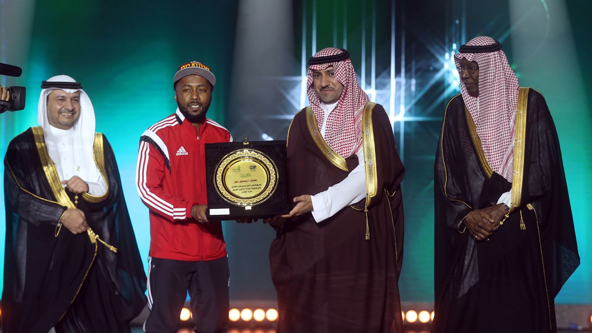 إسماعيل مطر في حفل تكريم أساطير كأس الخليج في الرياض في خليجي 22