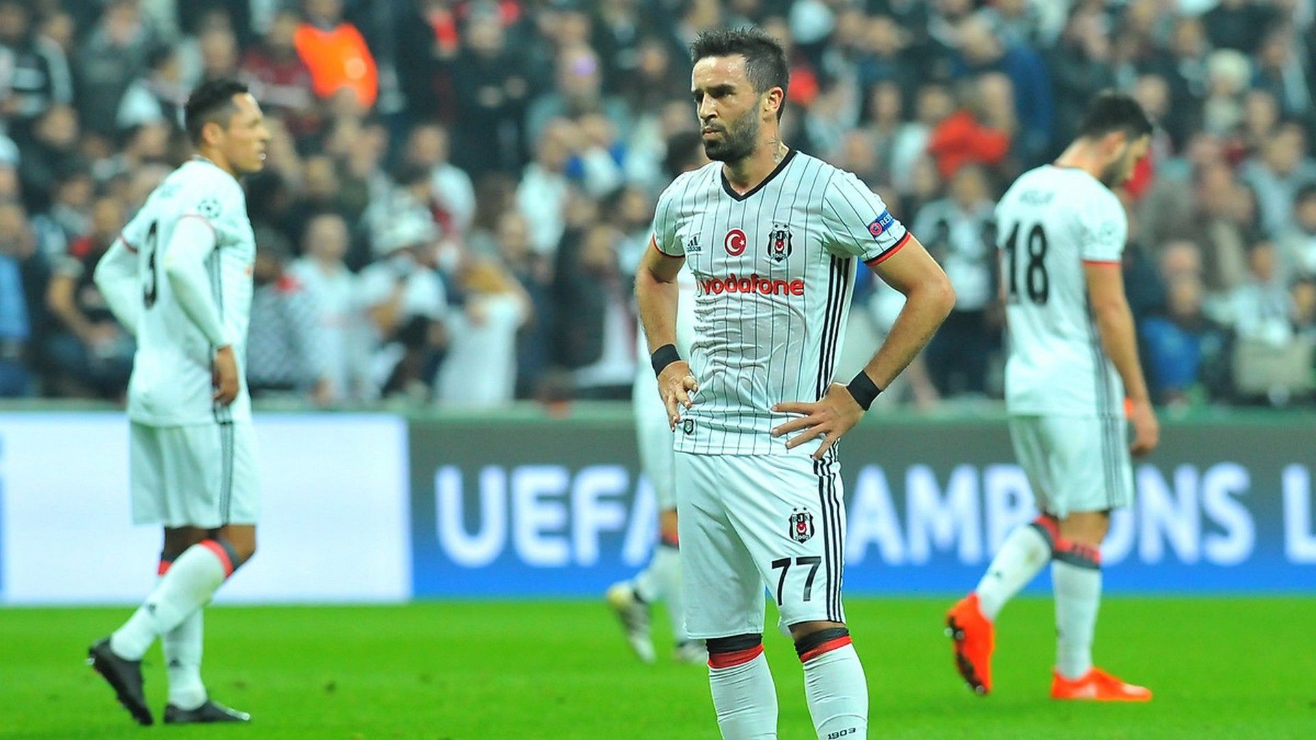 Gökhan Gönül Adriano Besiktas Benfica UCL 11232016