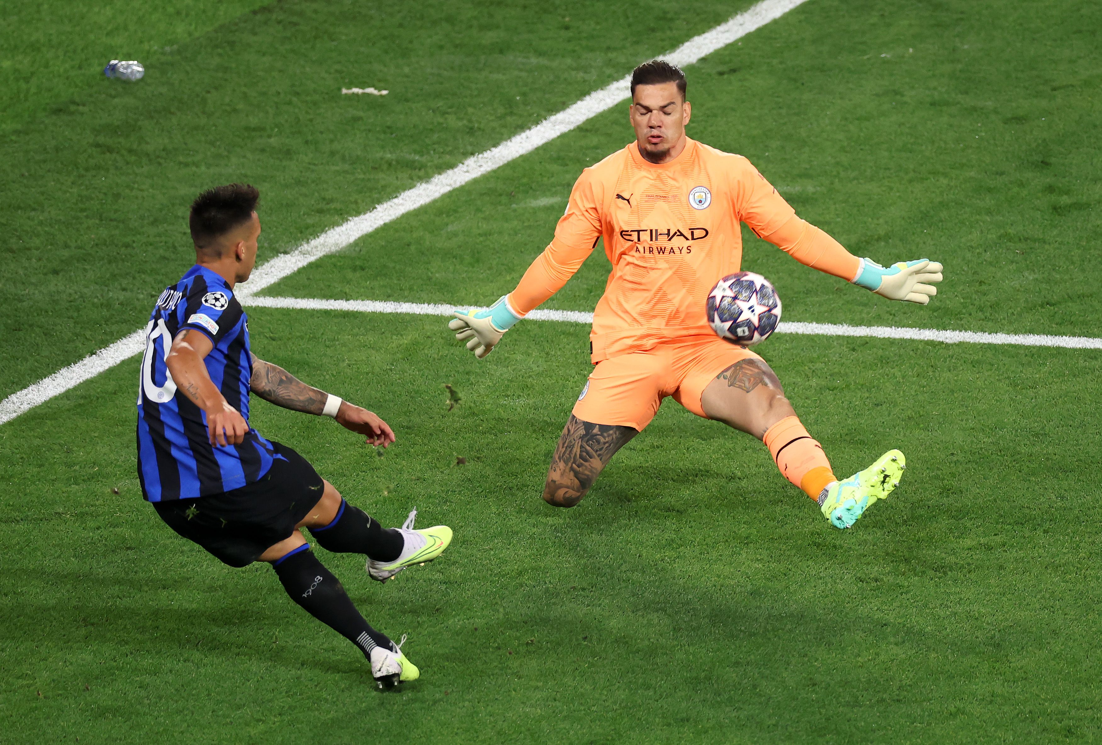 Lautaro Martinez Ederson