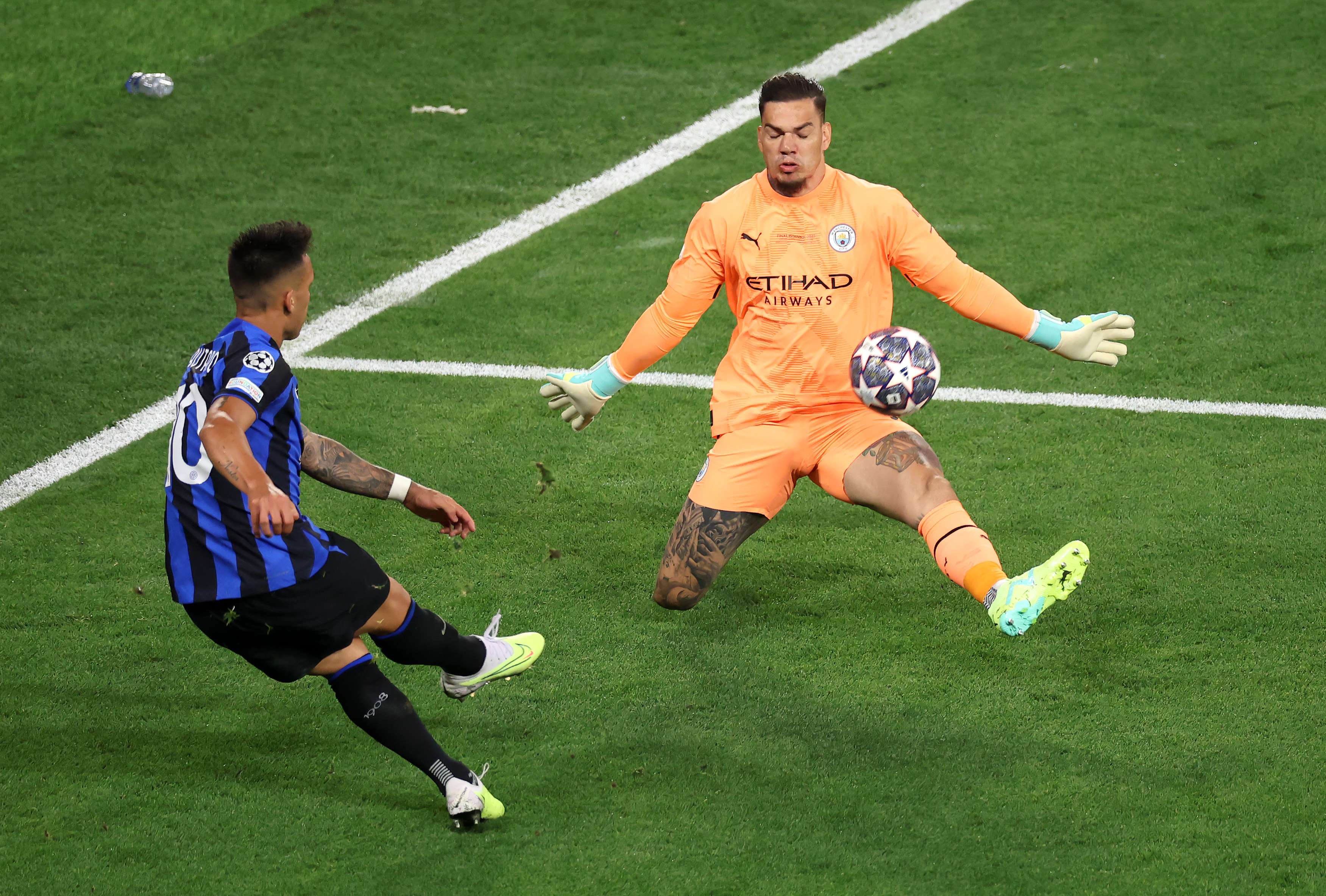 Lautaro Martinez Ederson