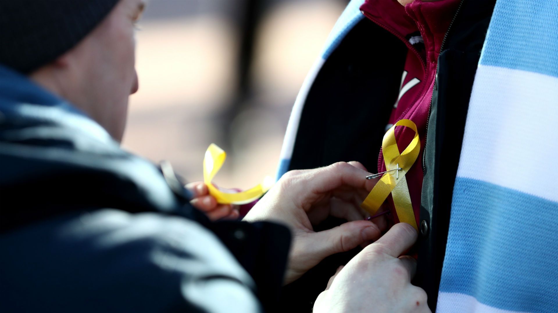 Manchester City fan yellow ribbon