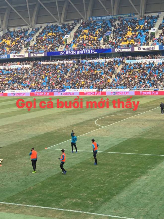 Văn Thanh xem Công Phượng thi đấu