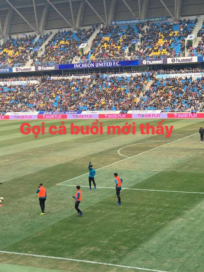 Văn Thanh xem Công Phượng thi đấu